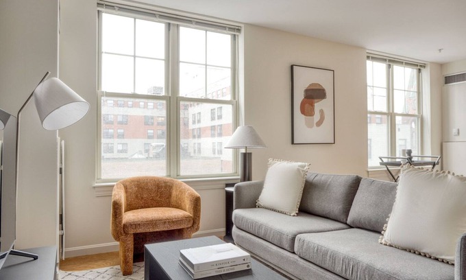 Central Square Apartamento | Sunny Somerville 1BR w/ W/D in Building, nr Harvard & MIT, by Blueground
