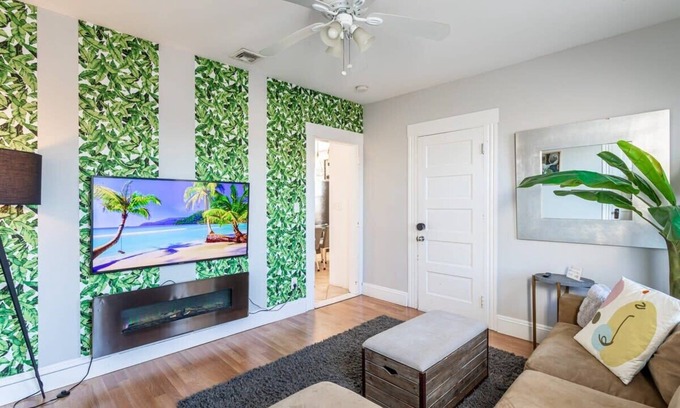 Fairfield Apartamento | Sunny & Spacious 2BD, 1BA WFH Apt-Huge Yard & Patio