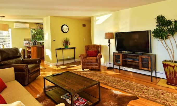 Lower Queen Anne Condominio | QUEEN ANNE 2BD CONDO - AC - CHIMENEA DE GAS - SOLEADO Y BRILLANTE - CALIFICACIONES DE 5 ESTRELLAS