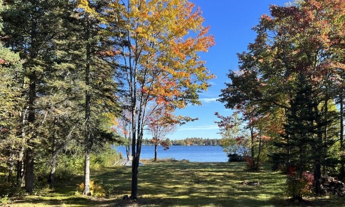 Mauricie Chalet De Esquí | Sunny, spacious lakeside chalet.