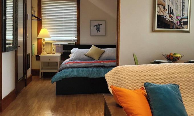 Everett Apartamento | "Sunny Studio Retreat, Steps from Downtown"
