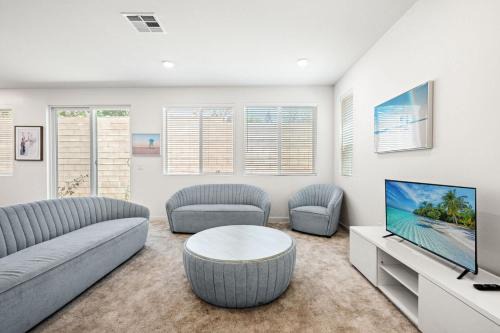 Westmont Casa | Sunny & Stylish Near LA 4BR Home w Desks & Lounge