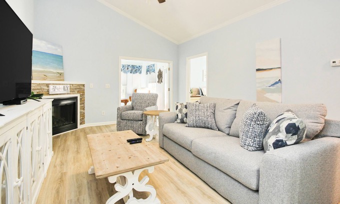 Vaught Condominio | Sunny, third-floor condo with fireplace, pool, & tennis - near golf & beach