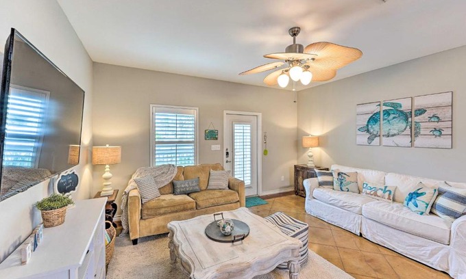 Corpus Christi Casa | Sunny Townhome with Pool Access about 1 Mi to Beach