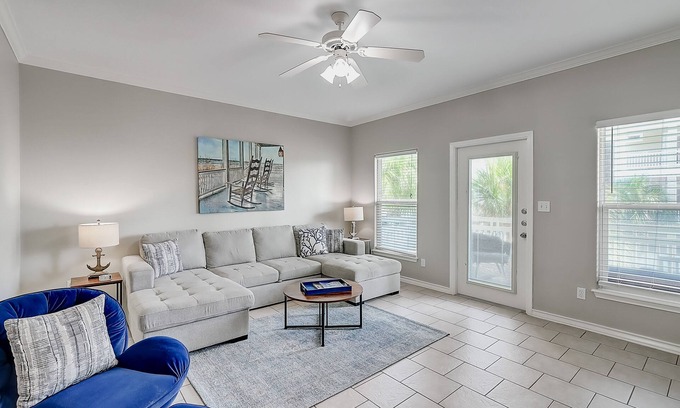 Corpus Christi Casa | Sunny townhouse with enclosed yard, washer/dryer, WiFi, & Netflix. Dog-friendly
