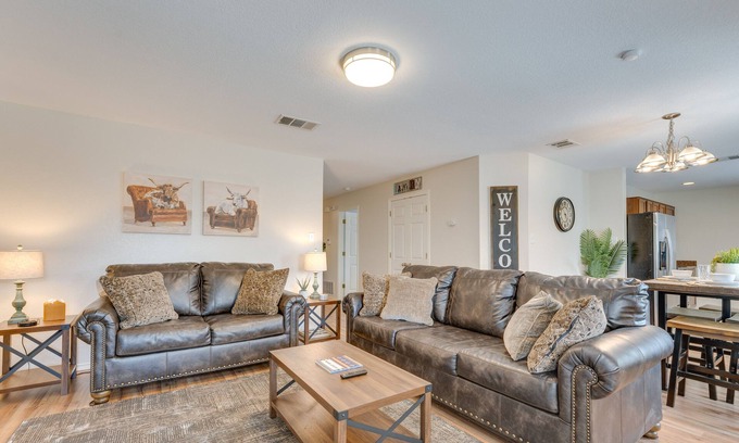 Universal City Casa | Sunny Universal City Home ~ 18 Mi to San Antonio!