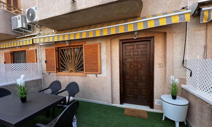 Los Arenales del Sol Casa | Sunny Villa Few Minutes Walk from beach
