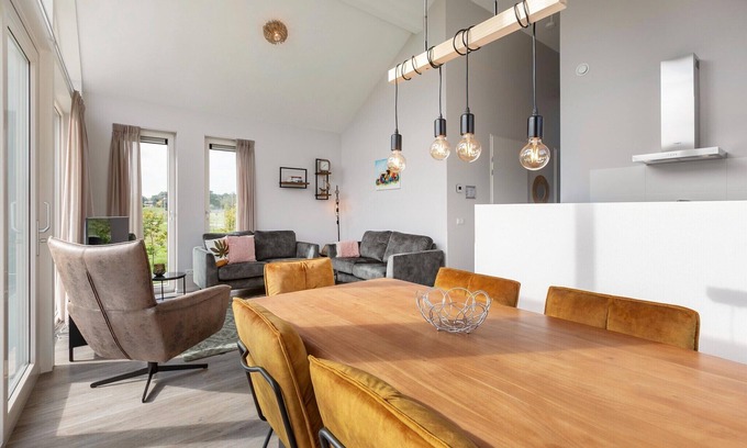 Tynaarlo Casa | Sunny Villa with Garden Patio