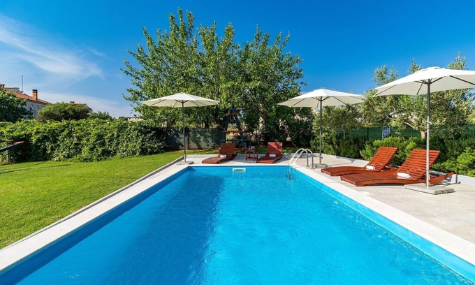 Valdebek Casa | Villa soleada con piscina privada y WiFi