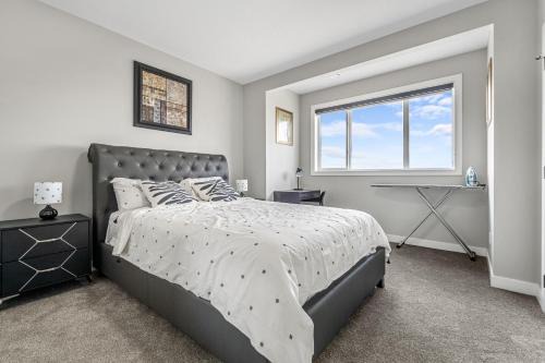 Calgary Apartamento | Sunny Walk-out Unit, Free HiSpeed Wi-Fi and Parking, Near Grocery
