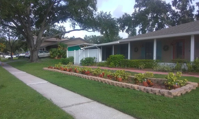 Greater Northdale Casa | Sunny warm private secure apartment