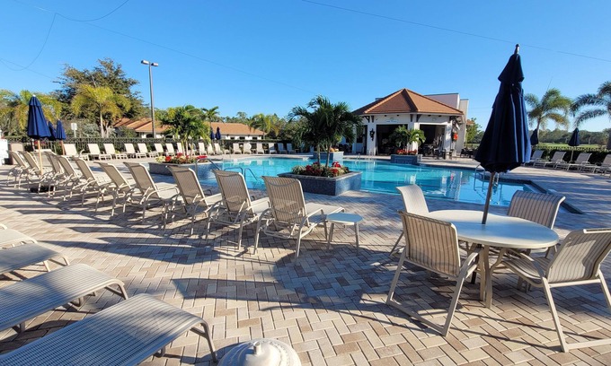 Naples Condominio | Sunny Winter: Golf, Tennis/Pickleball and Dining