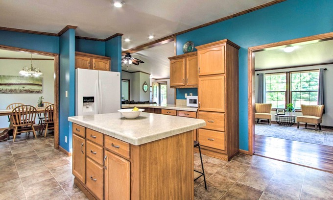 Wisconsin Dells Apartamento | Sunny Wisconsin Dells Apartment w/ Deck & Fire Pit