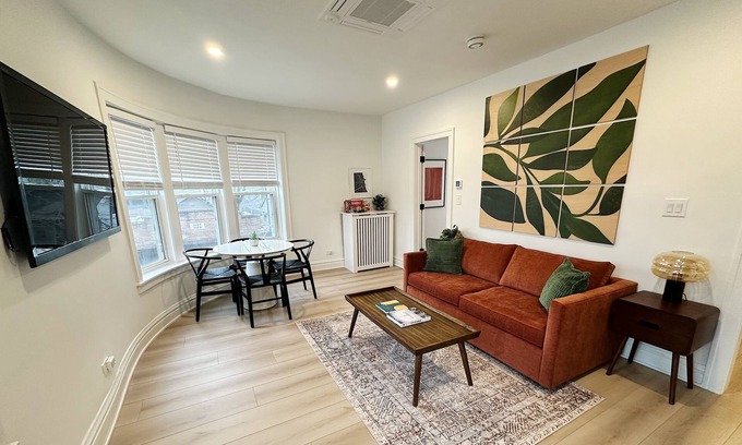 Evanston Apartamento | Sunny Work From Home Apt: Near Northwestern-Chicago-Beaches-Loyola