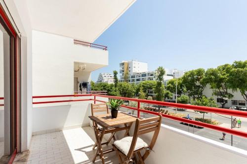 Maia Apartamento | SunnyQuarters WalktoBeach 2BR AC