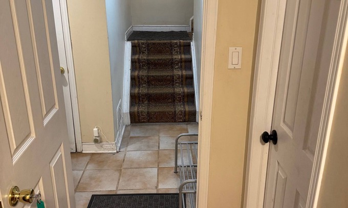Central Erin Mills Casa | Sunnys Home Stays Toronto Mississauga Independent Access 1 B Rm Bath Kitchenette