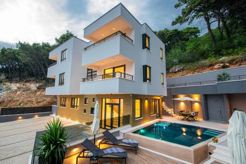 Brela Apartamento | SunnySide luxury suites with free parking and swimming pool
