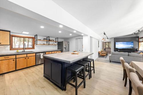 Tahoe Woods Casa | Sunnyside Retreat - Tahoe City, 4 BR, Pet Friendly, Bonus Room