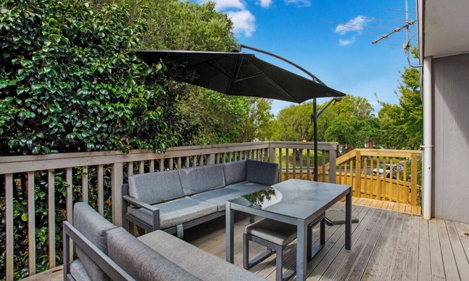 Half Moon Bay Casa | Sunnyside Townhouse with Rumpus, Parking and Deck