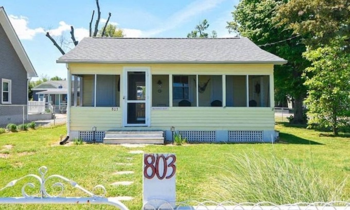 Colonial Beach Cabaña | Sunnyside Up - Small Dog Friendly Waterfront Cottage