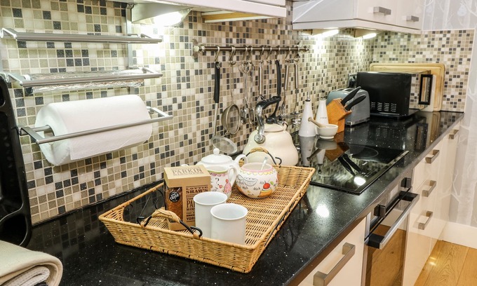 Holmfirth Cabaña | SUNNYSIDE VILLA, pet friendly, with open fire in Holmfirth