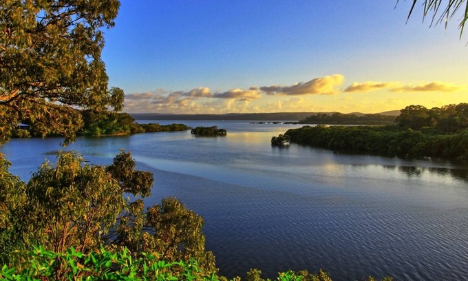 Brisbane Waterfront Casa | Sunrise @ Alawa - absolute waterfront holiday home