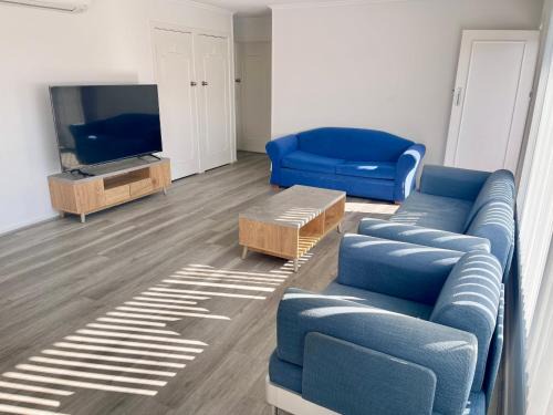 Surfers Paradise Casa | Sunrise Apt 2 - 3BR Family Stay Balcony -Pool View