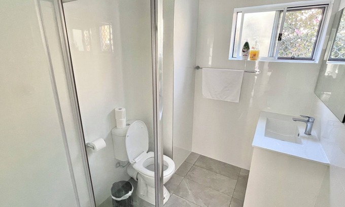 Surfers Paradise Apartamento | Sunrise Apt 5 · Renovated 2BR · Ground Floor +Pool