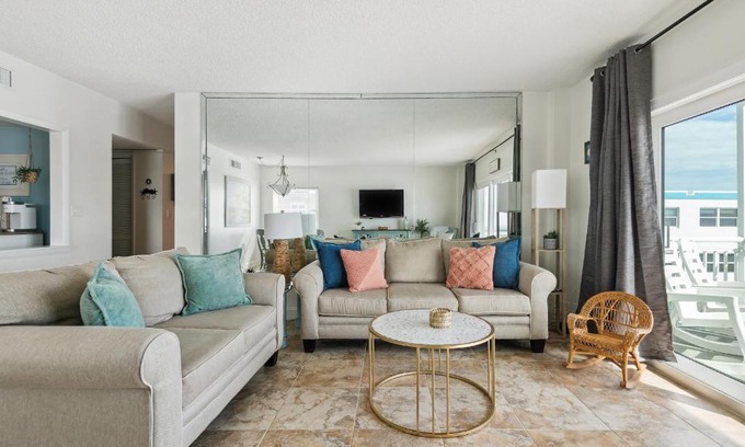 South Patrick Shores Apartamento | Sunrise at the Beach - 2BR Apt with Scenic Views