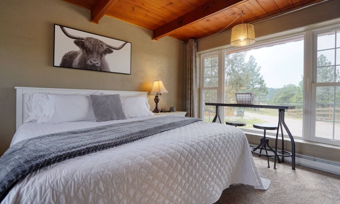 Hot Springs Cabina | Sunrise Cabin at Highland Meadows - King Bed and Views