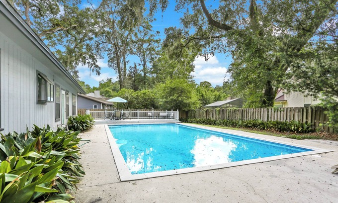 Gainesville Casa | Enorme piscina UF y hogar entretenido: perfecto para familias con mascotas Gator