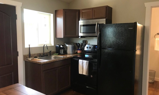 Melrose Cabina | Sunrise Fly Shop Lodge Unit 2 Kitchenette