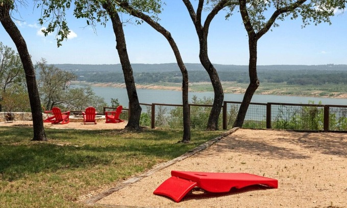 Spicewood Apartamento | NEW 'Sunrise Lodge on Lake Travis'-Lake Front, Hot Tub, 2 Cabins!