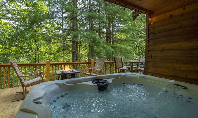 Wolf Laurel Cabina | Sunrise Retreat! Hot Tub+FirePit, Fireplace, Game Room, Resort Access, Skiing!