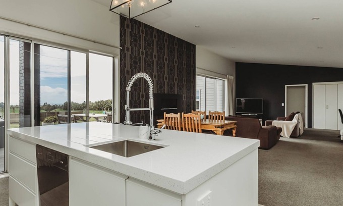 New Plymouth Casa | Sunrise Sanctuary Sleeps 10 Spa Pool