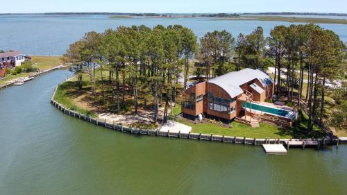 Deep Hole Casa | Sunrise Shore - Waterfront with private pool & hot tub!