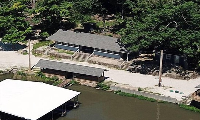 Sunrise Beach Cabina | Sunrise Shores Studio # 7 Lake Front con una piscina!