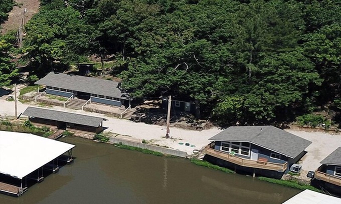 Sunrise Beach Cabina | Sunrise Shores Studio # 8 Lake Front con una piscina! + TEJIDO