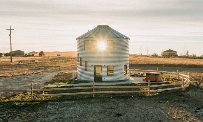 Manhattan Casa | Sunrise Silo - Luxury stay near Bozeman, Montana.