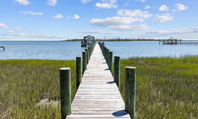 Marshallberg Casa | Sunrise Sound Cottage-Waterfront Home w/ Dock