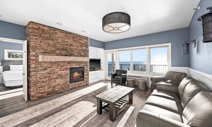 Two Harbors Condominio | Sunrise Suite on Lake Superior- Pool & Hot Tub