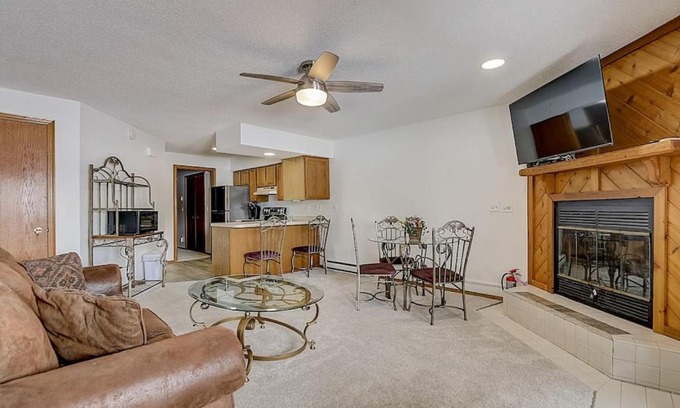 Lake Delton Casa | Sunrise Suites - Lakefront - Location Location