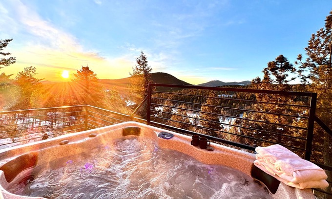 Central City Casa | Sunrise+Sunset views - HotTub / Firepit / RecRoom / BBQ / Yoga studio /Treadmill