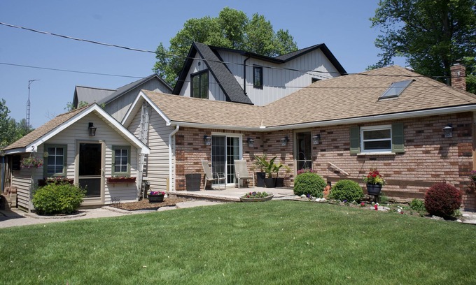Innisfil Cabaña | Sunrise Villa on the Lake