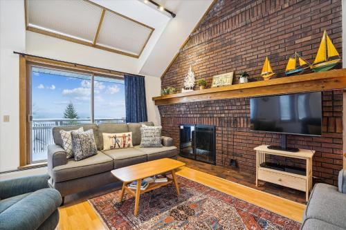 Central Vermont- Killington Casa | Sunrise Village East Glade B2 Cozy Ski-In Ski-Out 3-Bedroom Condo with Fireplace & Resort Amenities