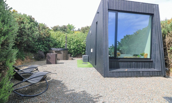Gorey Cabaña | SUNRISER, romantic, with hot tub in Ballymoney, County Wexford