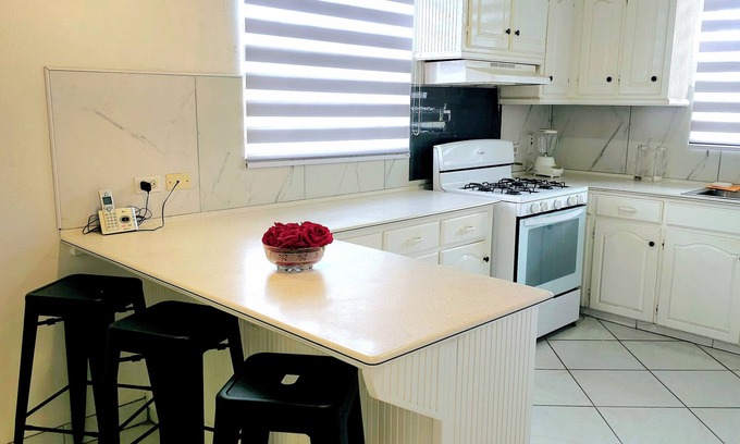 West Coast Casa | SUNSEEKERS - Spacious, newly renovated family home, close to airport & beach