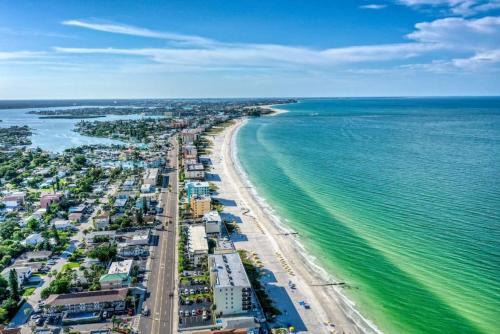 Madeira Beach Apartamento | Sunset Beach Suite 6! Across from Beach Access & Pet Friendly! Enjoy Fall Promo for Mondays & Thursdays!