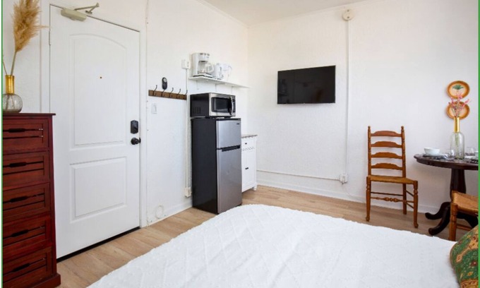 Rampart Village Apartamento | Sunset Bliss: Stylish Home in DTLA!