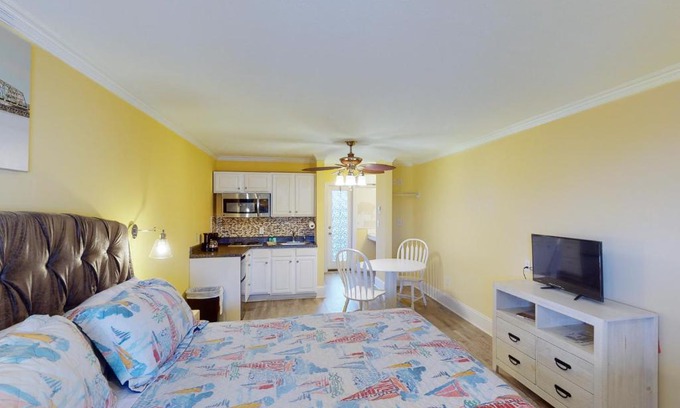 Surf City Hotel | Sunset Bliss